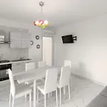 شقة Modern Flat With Shared Pool And Terrace