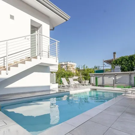 Modern Flat With Shared Pool And Terrace Διαμέρισμα Μπιμπιόνε
