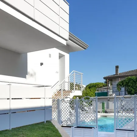 Modern Flat With Shared Pool And Terrace Διαμέρισμα *